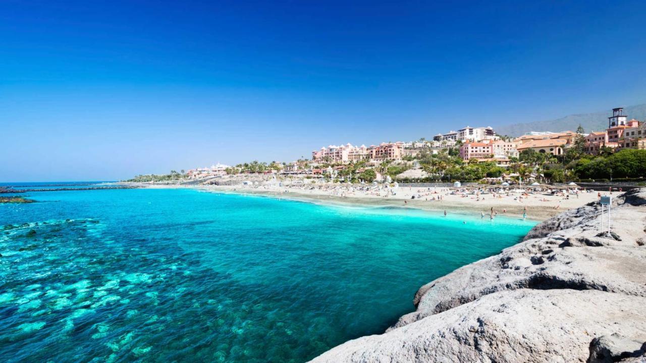 Villa Isabella, Luxury Villa with Heated Pool Ocean View in Adeje, Tenerife 1