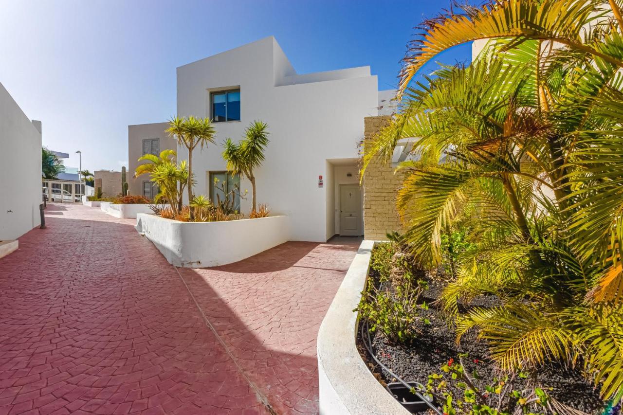 Villa Caterina, Luxury Villa with Heated Pool Ocean View in Adeje, Tenerife 2