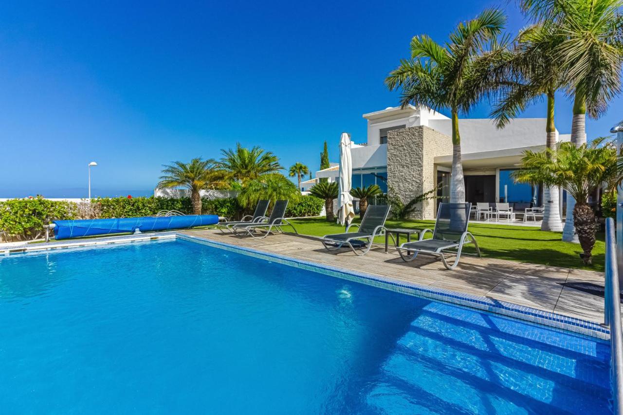 Villa Eleonora, Luxury Villa with Heated Pool Ocean View in Adeje, Tenerife 2