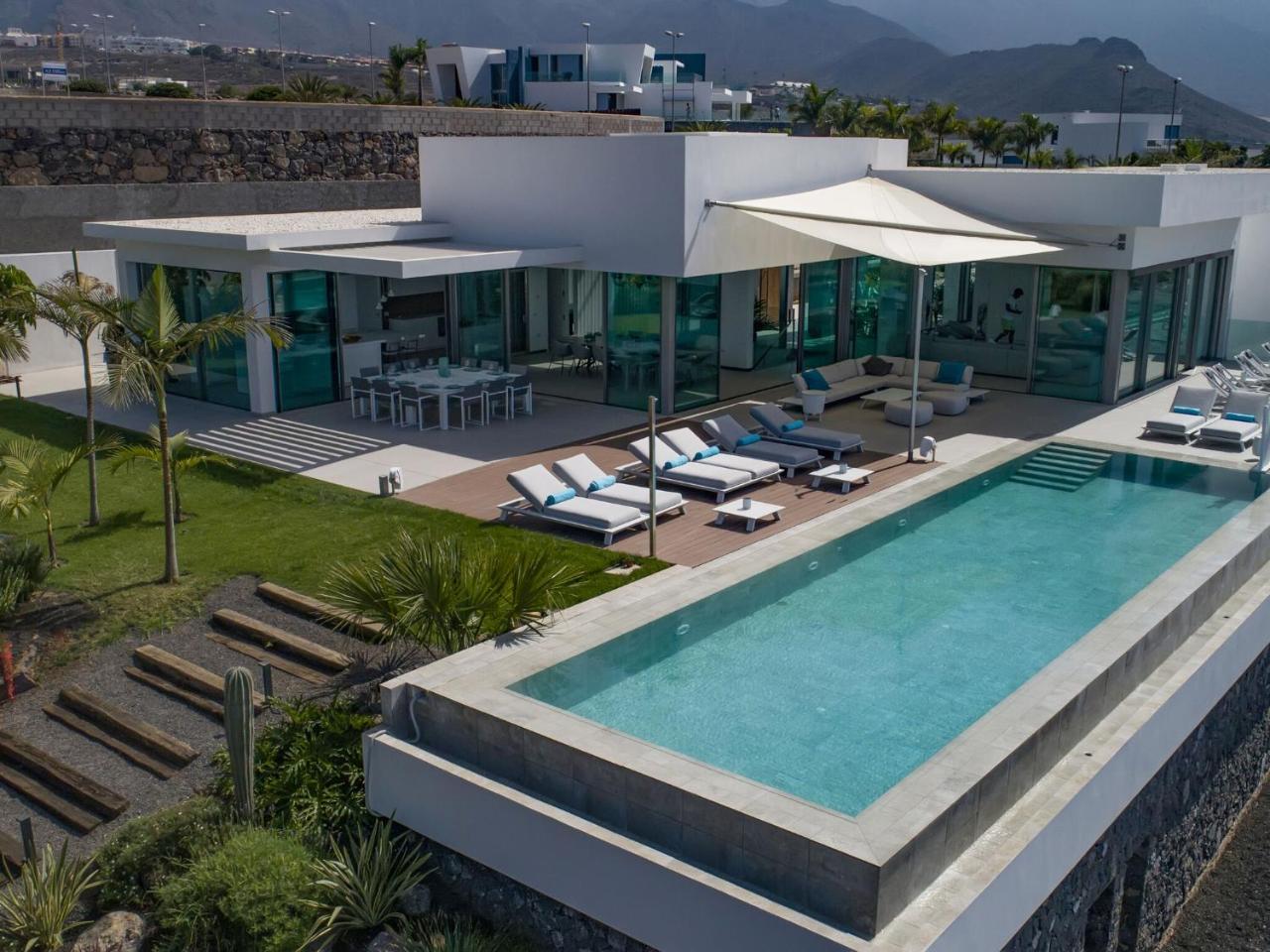 Belvilla by Oyo Villa Christal 1