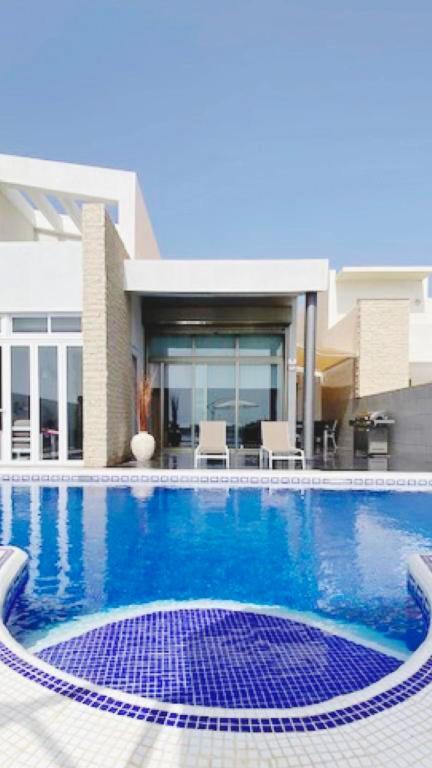 Villa Elisabetta, Luxury Villa with Heated Pool Ocean View in Adeje, Tenerife 2