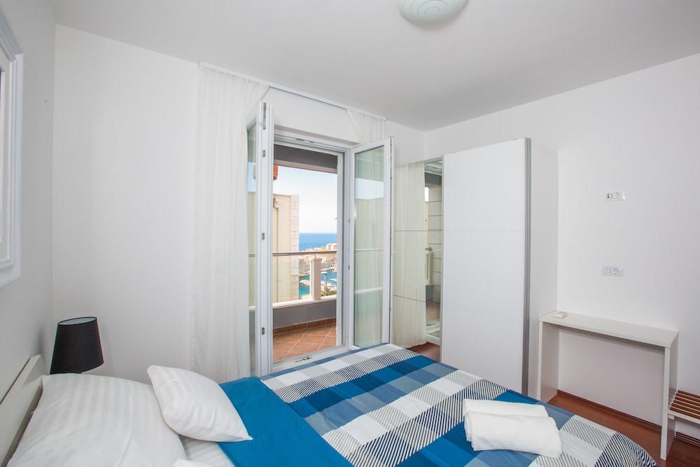 73 Stairs Apartment 1