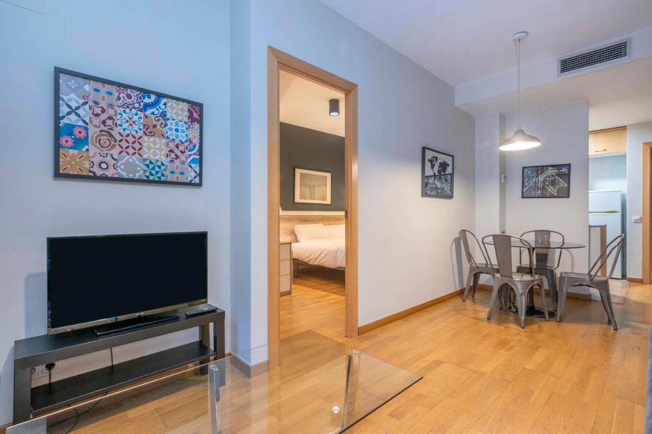 Modern And Bright Apartment in Eixample 1-3 (Adults Only) 2