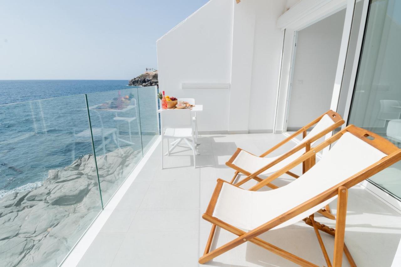 The Unique on the Sea