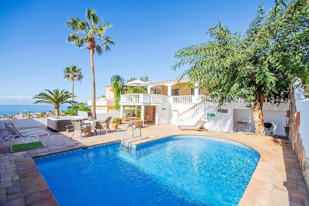 Villa with Private Pool, Jacuzzi & 360° Sea Views