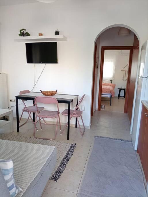 Sunny Mountain View Apartment with Free Parking 2