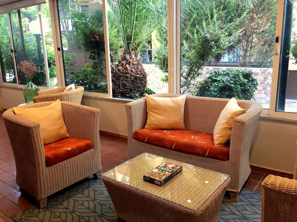 Caravel Apartment Hotel