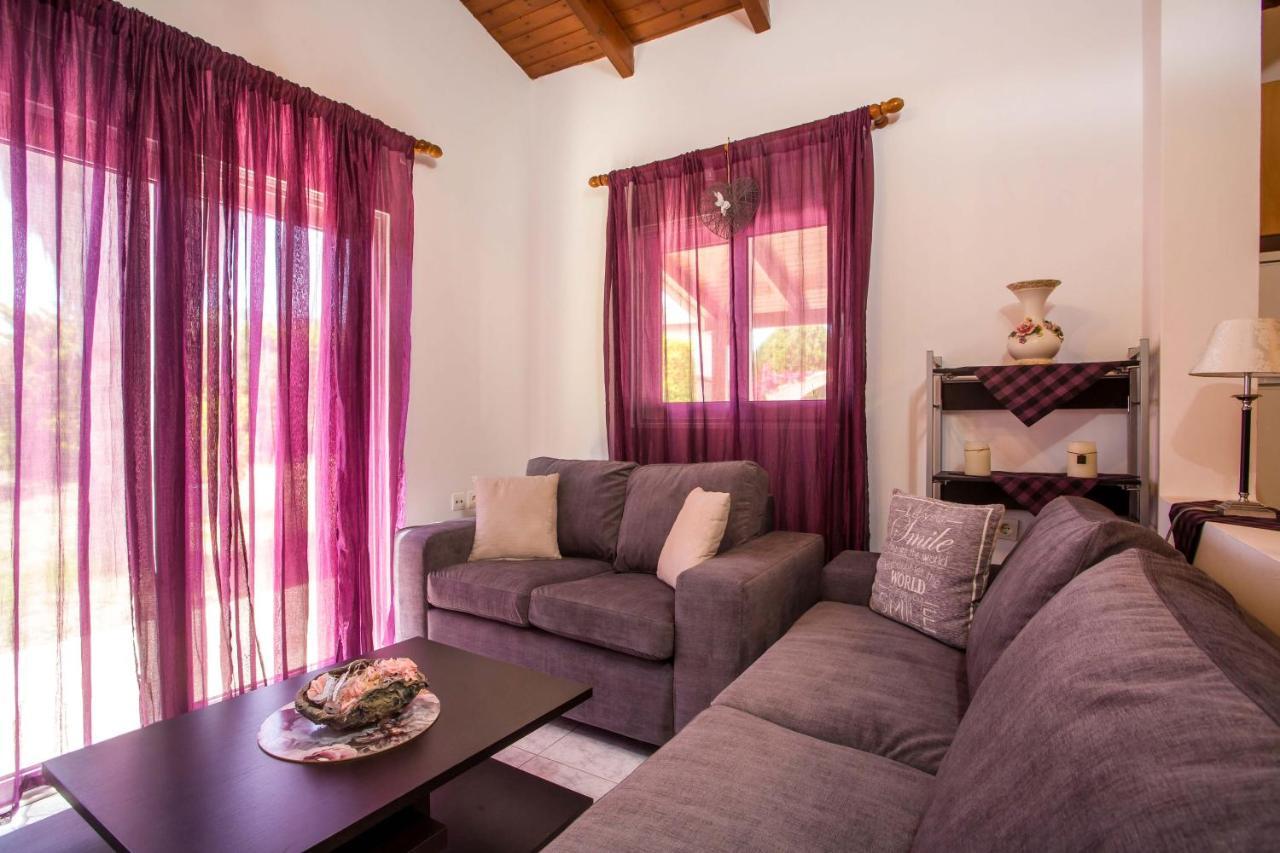 Vicki's House 2-Bedroom with Yard And Garden 1