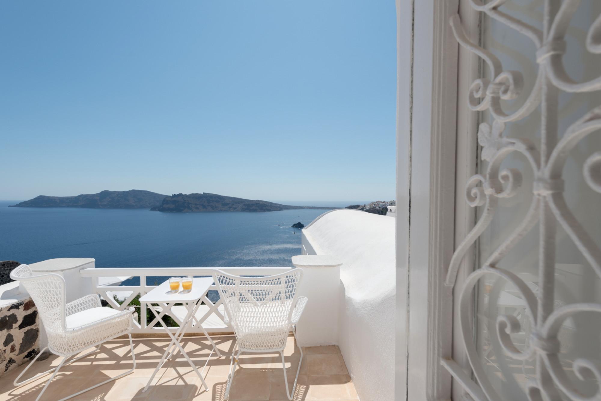 White House Villa with 3 Bedrooms And Amazing Views at Oia 1