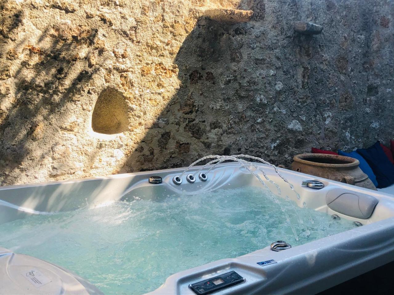 Mandarin Traditional House with Outdoor Jacuzzi 2