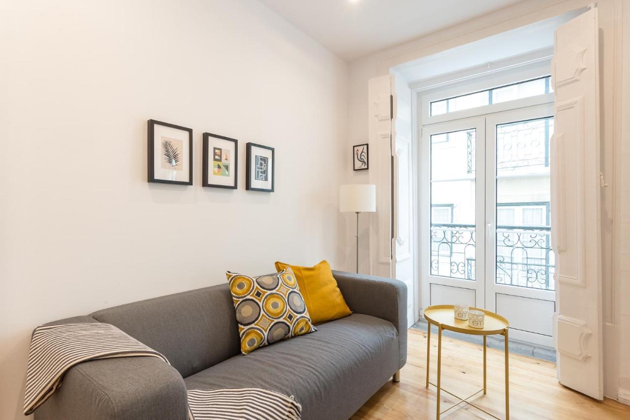 Three Bedroom Apartment in Historical Centre -Bairro Alto 1