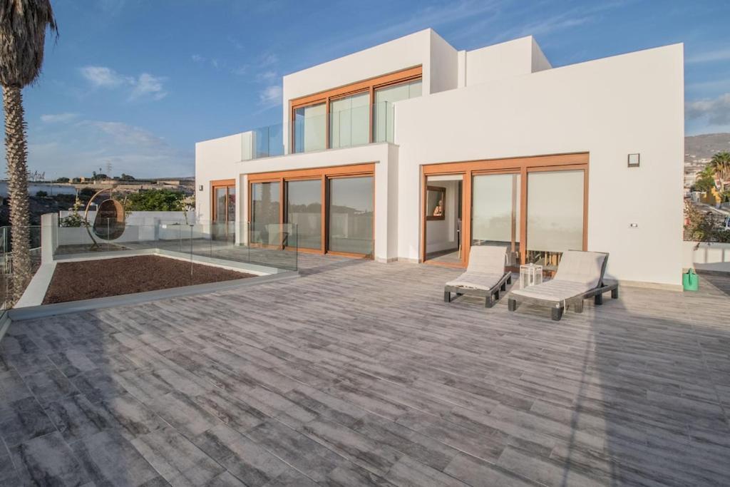 Fabulous Contemporary 5 Bedroom Villa with Private Heated Pool, Sleeps Max 13
