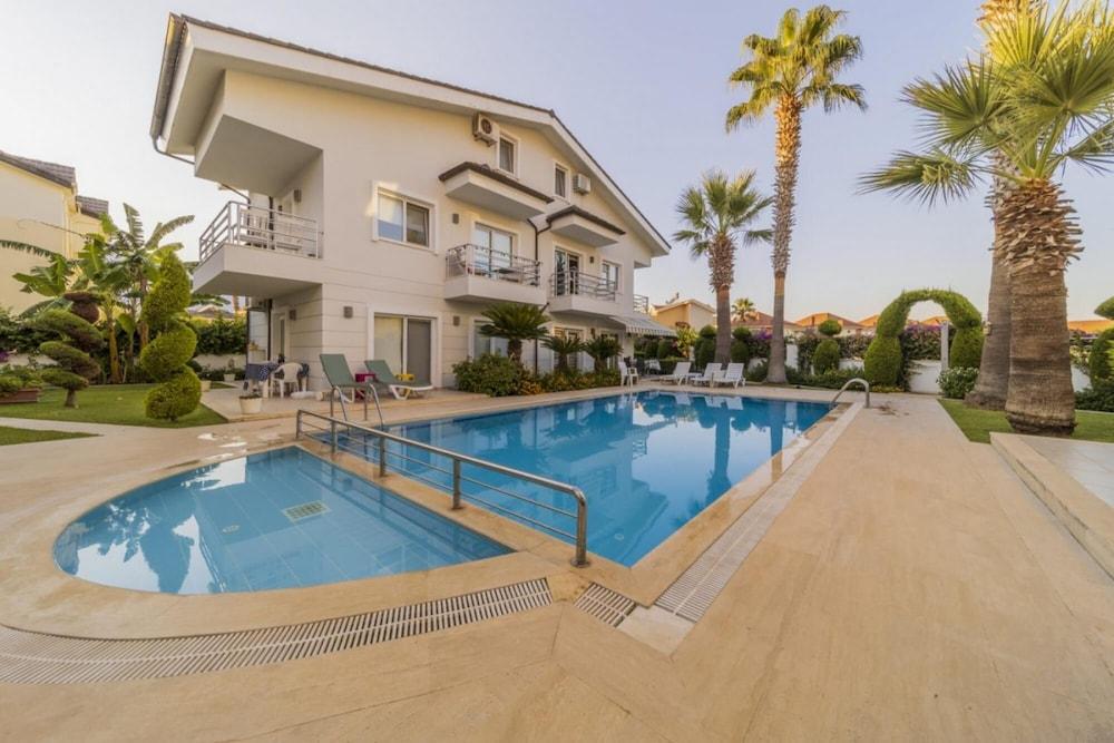Central Villa with Garden And Pool in Kemer
