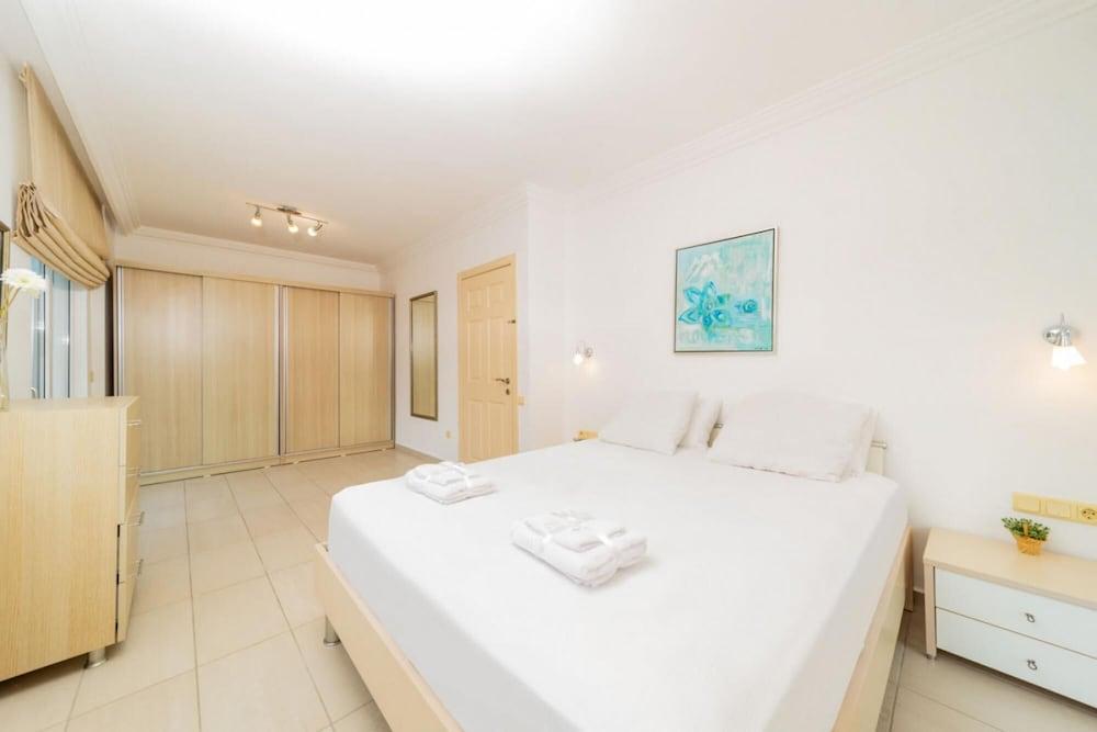 Central Villa with Garden And Pool in Kemer 2