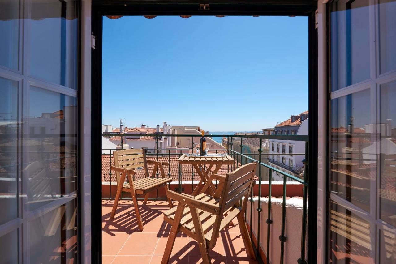 360º Rooftop Lisbon And River View 1