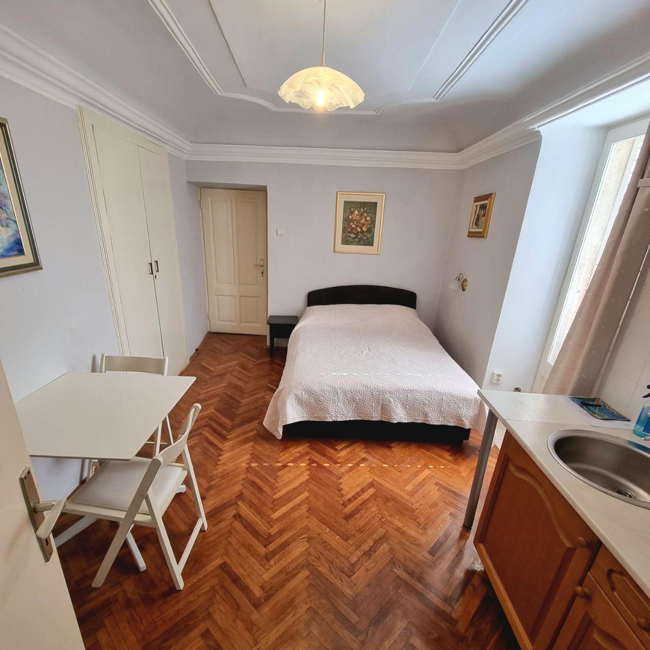 Old Town Garden Room 2