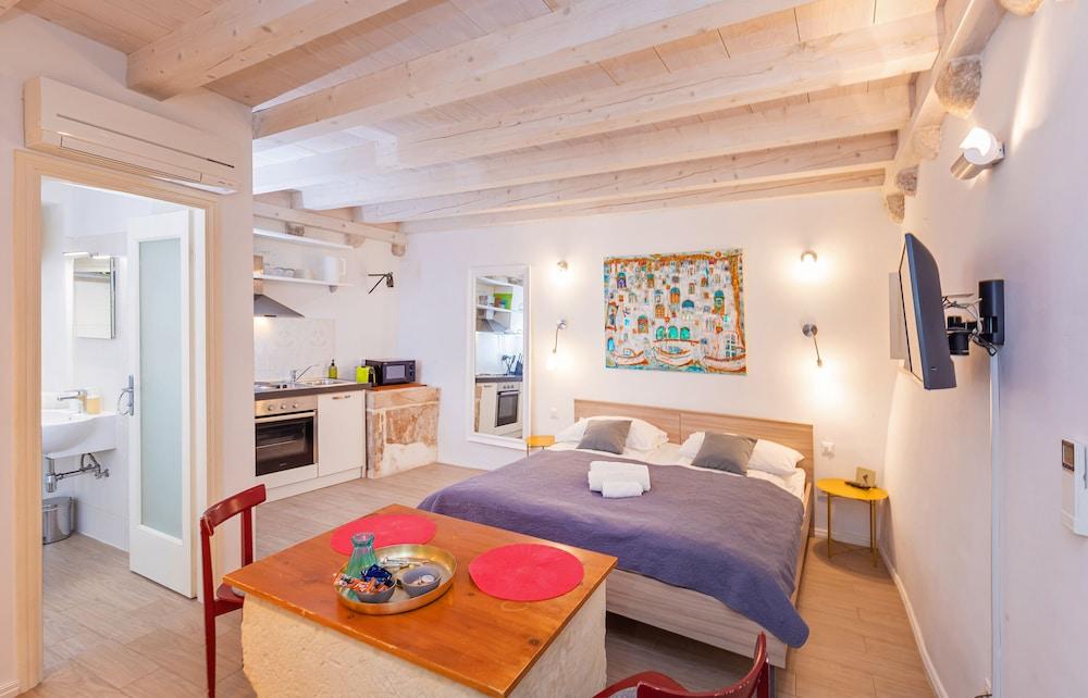 Rafael Rooms And Apartments by Duhomes 1