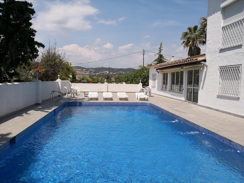 Villa Con Gran Piscina En Zona Residencial