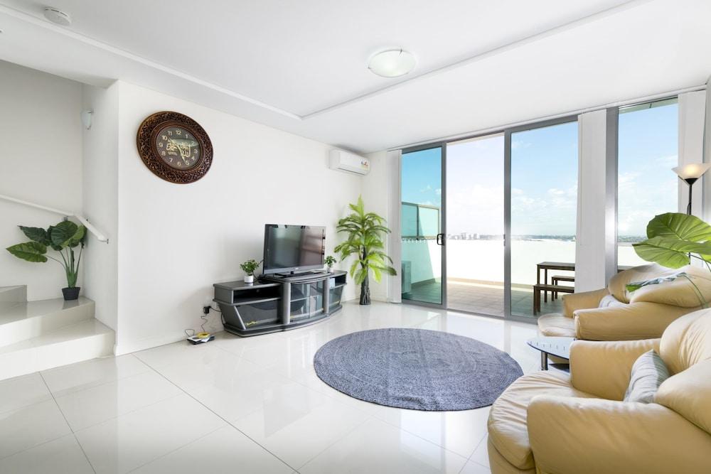 Penthouse Near Airport & CBD