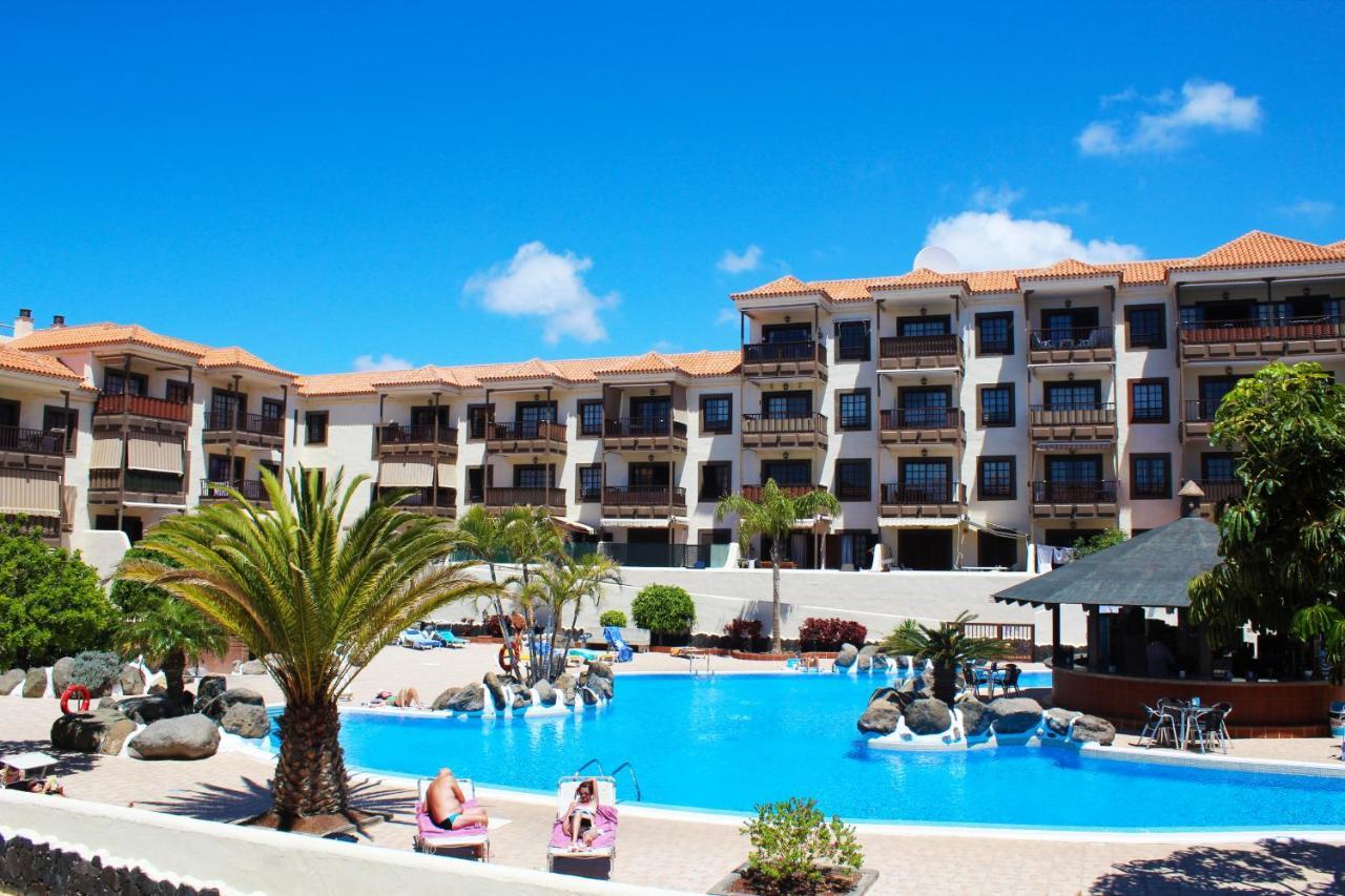 Mar Y Piscina En Costa Del Silencio