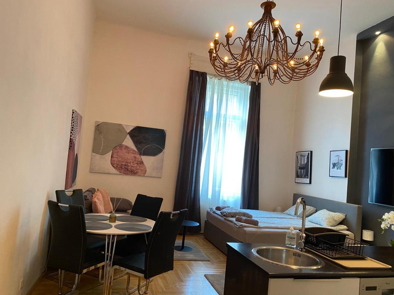 Stylish Apartment by the Vigszinhaz Theater