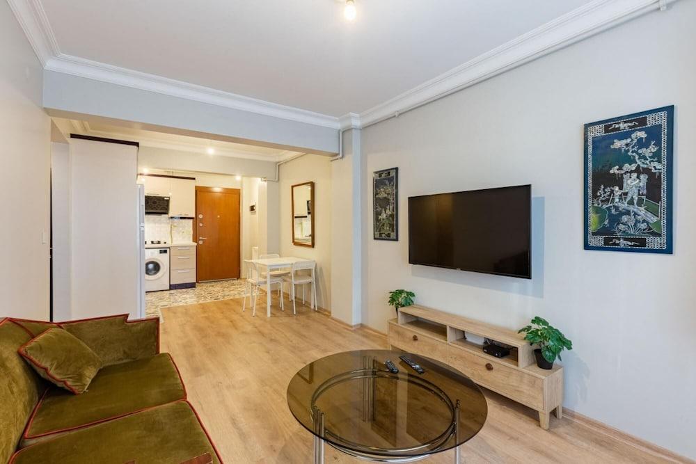 Lovely Central Flat Near Metro Station in Sisli