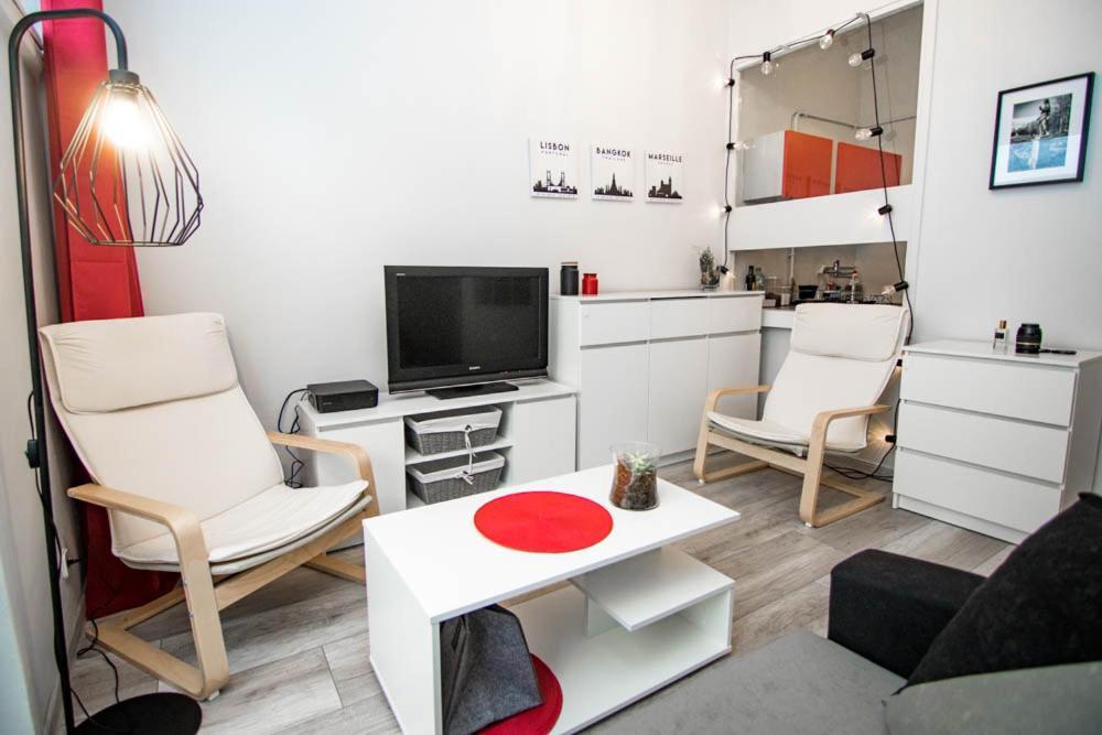 6th Floor Modern Apartment with French Balcony And City Views