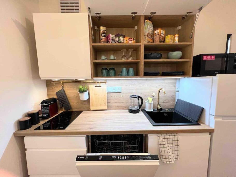 Quiet & Cozy Apartment/ Balcony / Popular Location