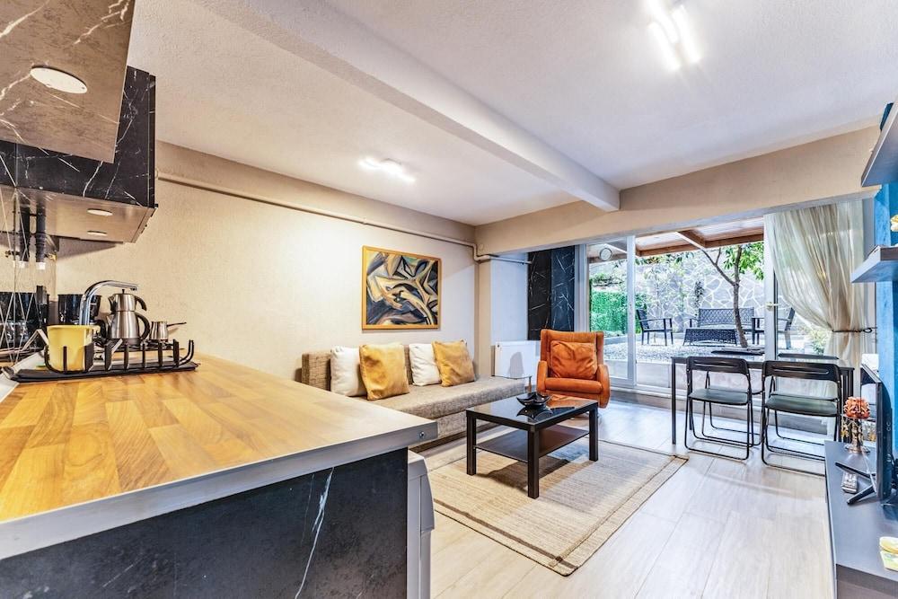 Stylish Fully Furnished Modern Flat in Kad K Y