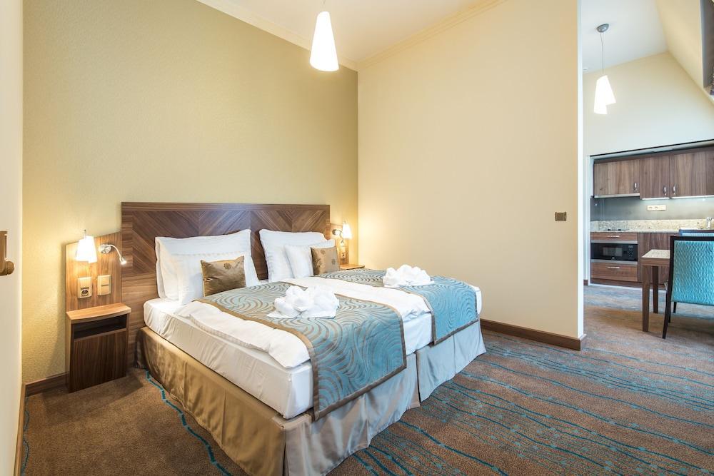 Merchant'S Crown Hotel 2