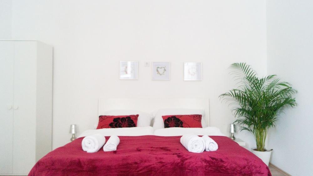 Modern Apartment Wiener Stadthalle 1 2