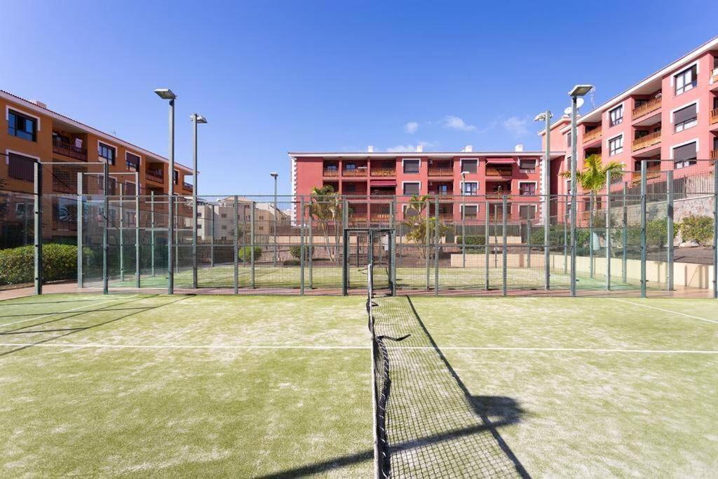 Luminoso Y Elegante, Piscinas Y Pistas de Padel 2