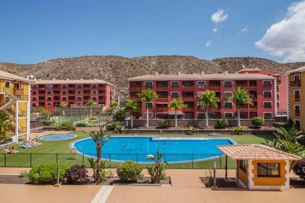 Luminoso Y Elegante, Piscinas Y Pistas de Padel 1