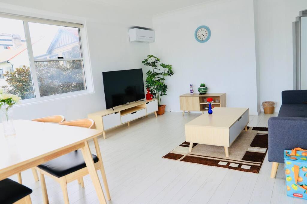 Spectacular Views of Sydney Harbour with Free Parking