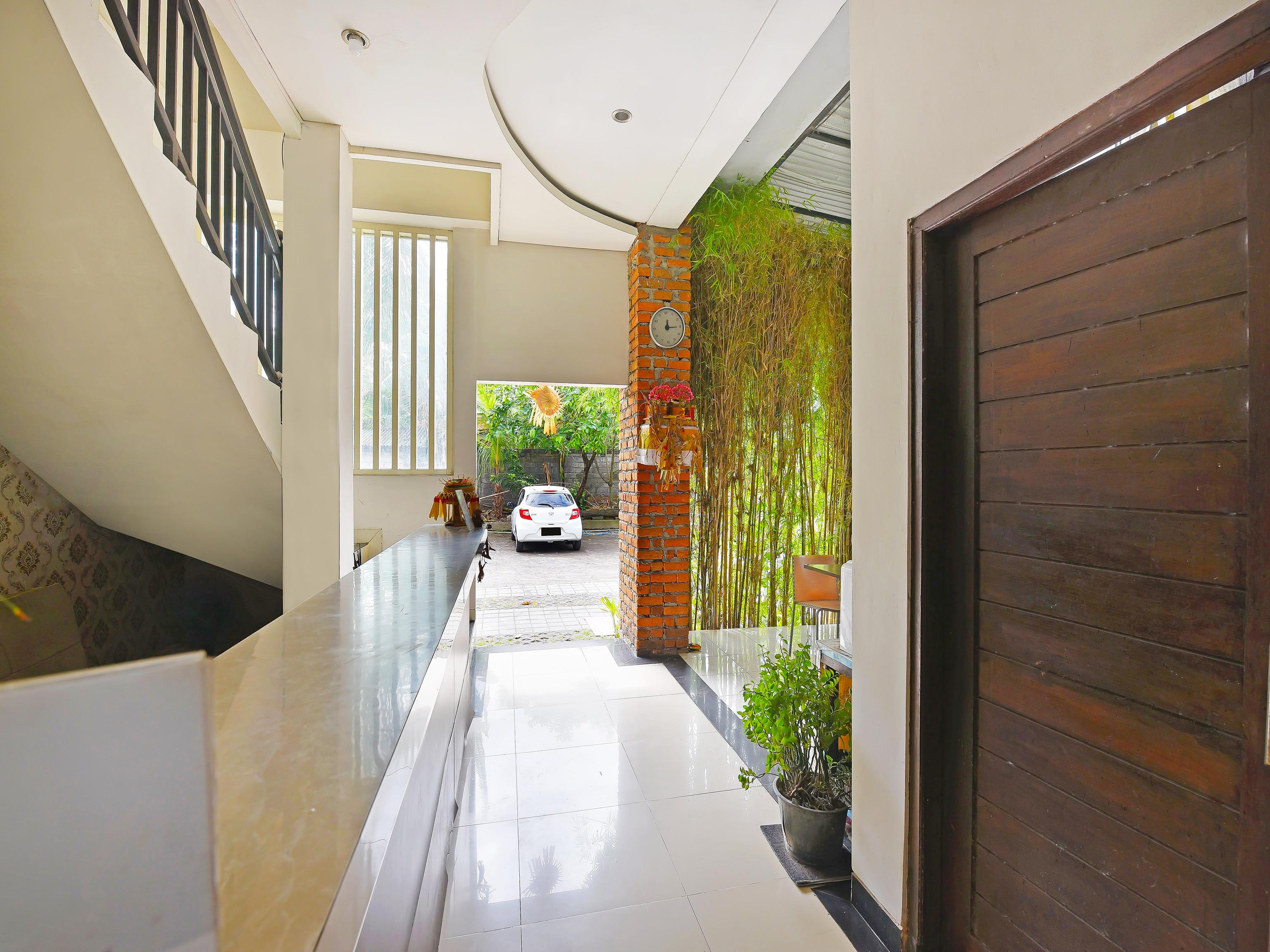 Capital O 91405 Hotel Lavarta 1