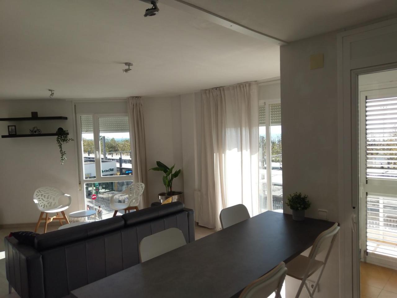 Luxury Apartment Accommodation, Next To Beach & Train Station Calella 1