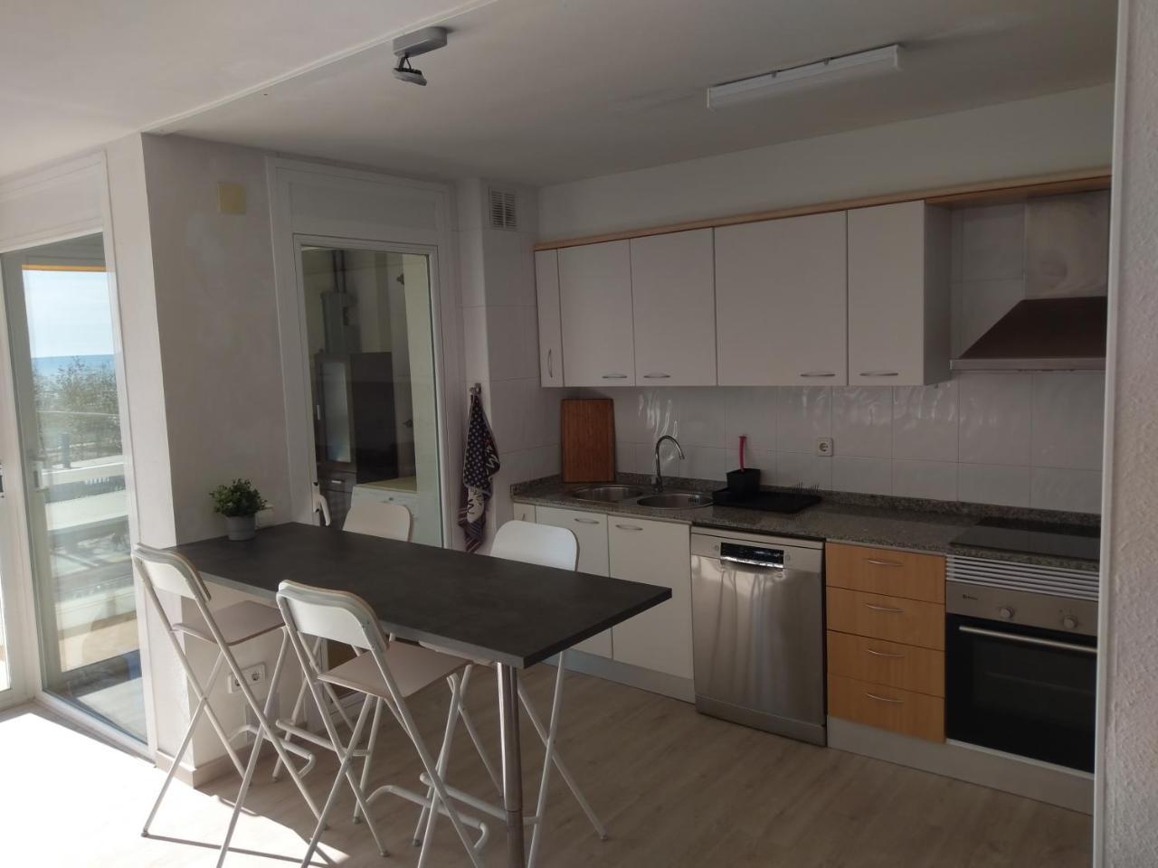 Luxury Apartment Accommodation, Next To Beach & Train Station Calella 2