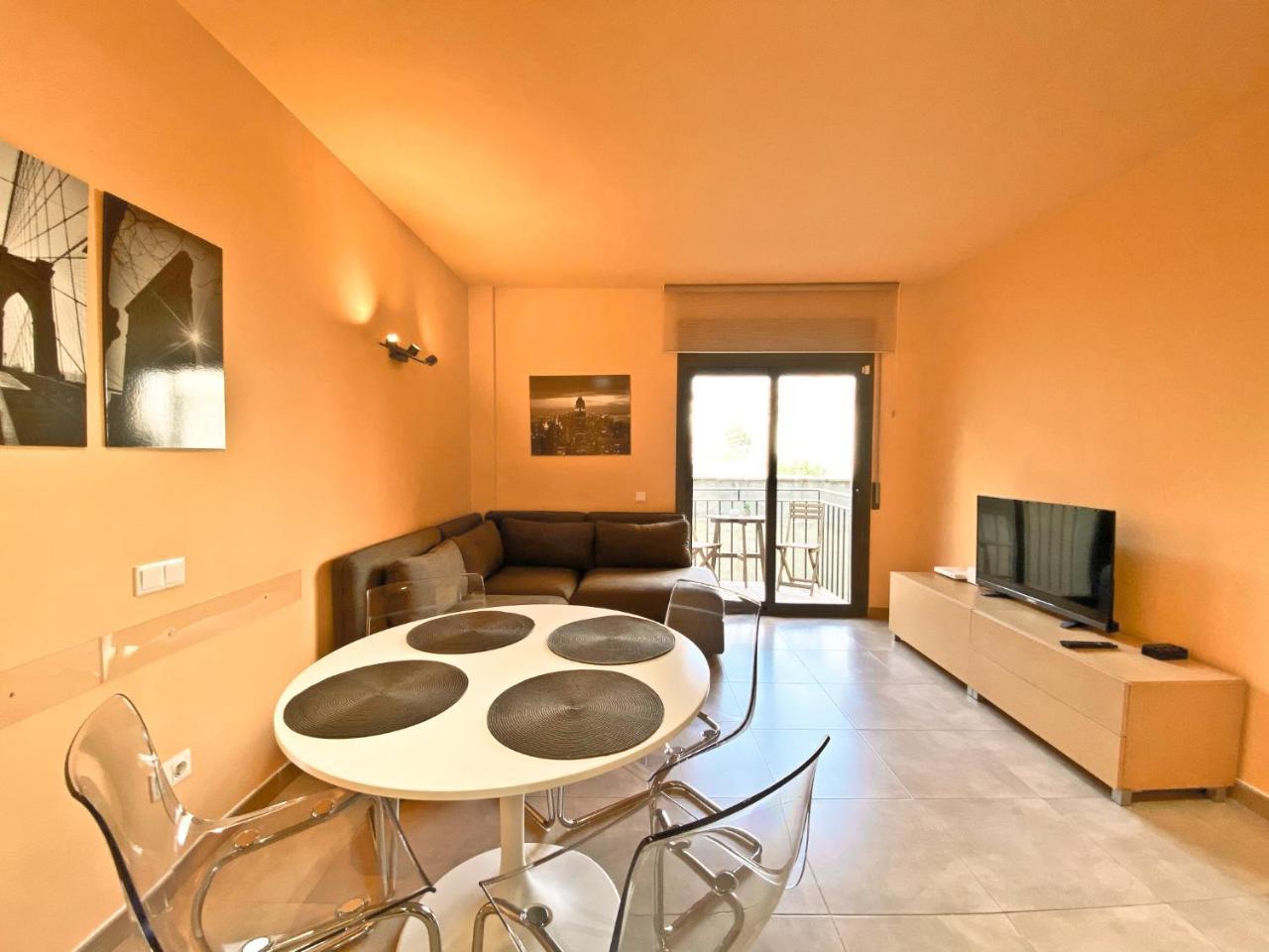 Urban Manresa-City Center Apartment with Balcony 1