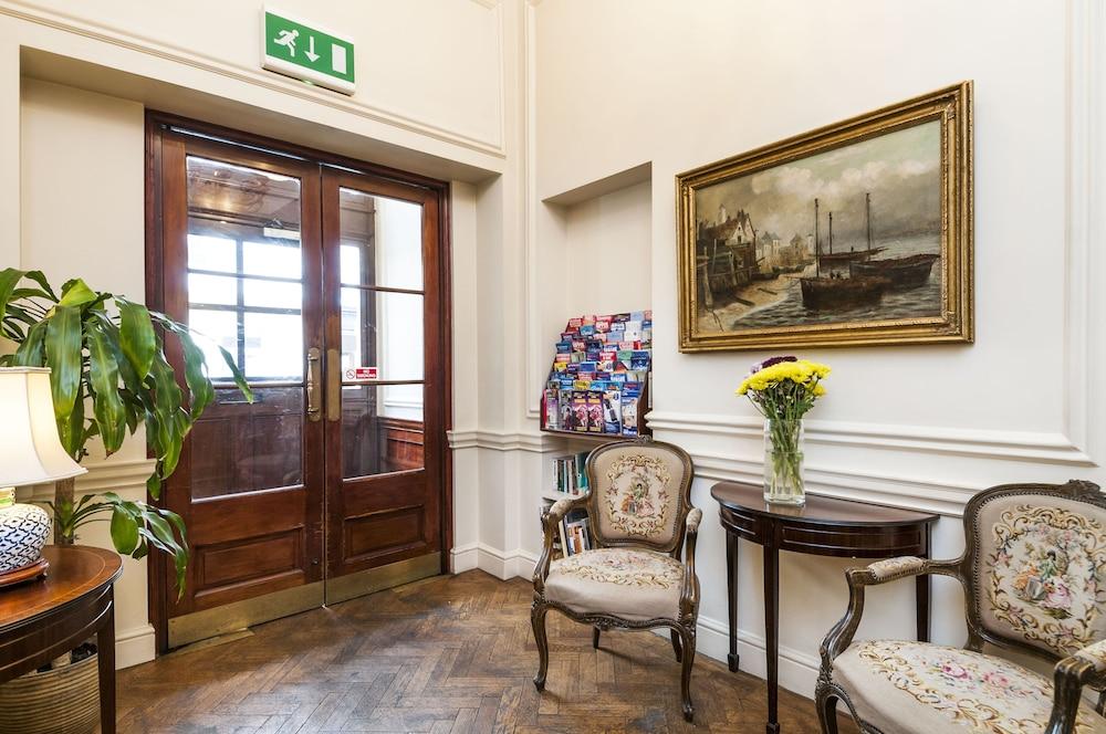 The Castleton Hotel 1