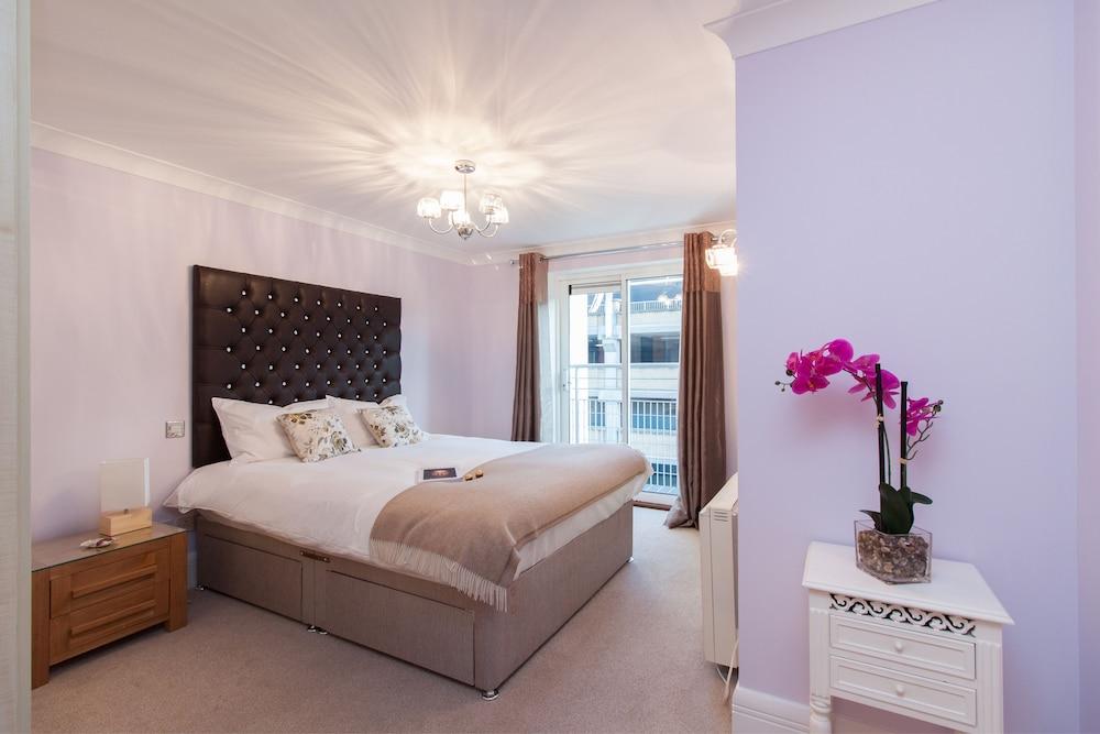 Canary Wharf Luxury River View Apartment 2