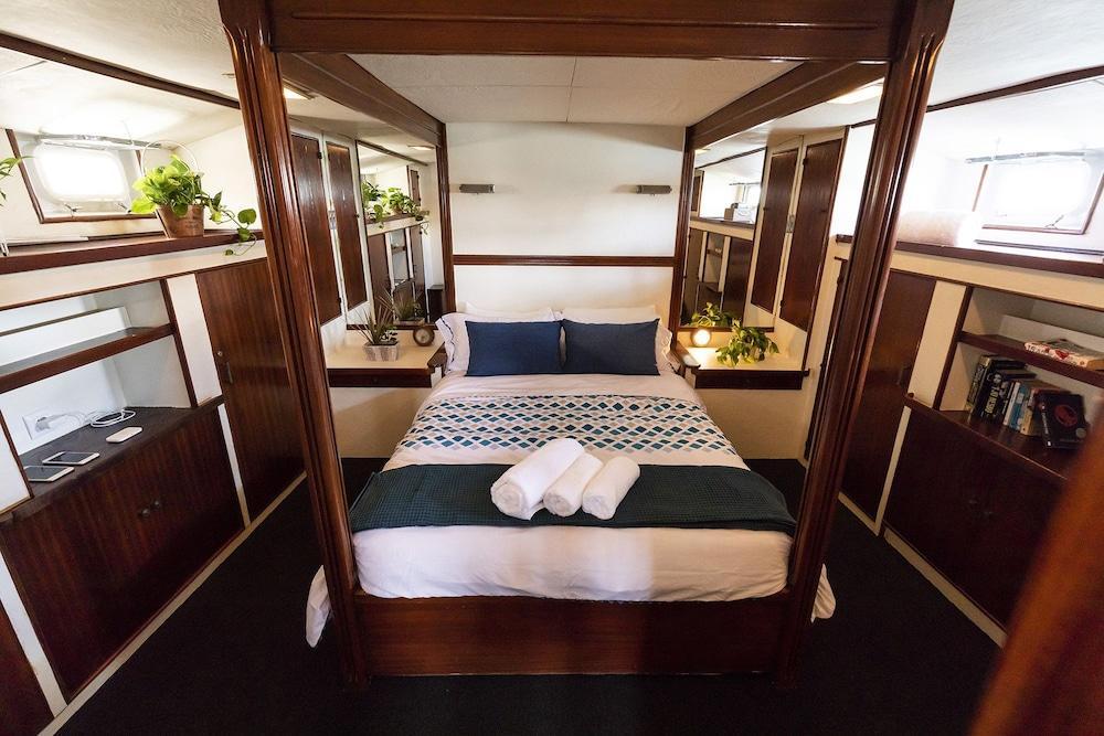 Luxury Boat in Port Forum 1