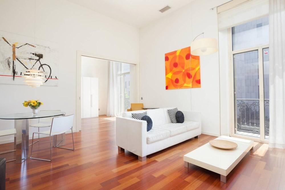 Akira Flats Plaza Catalunya