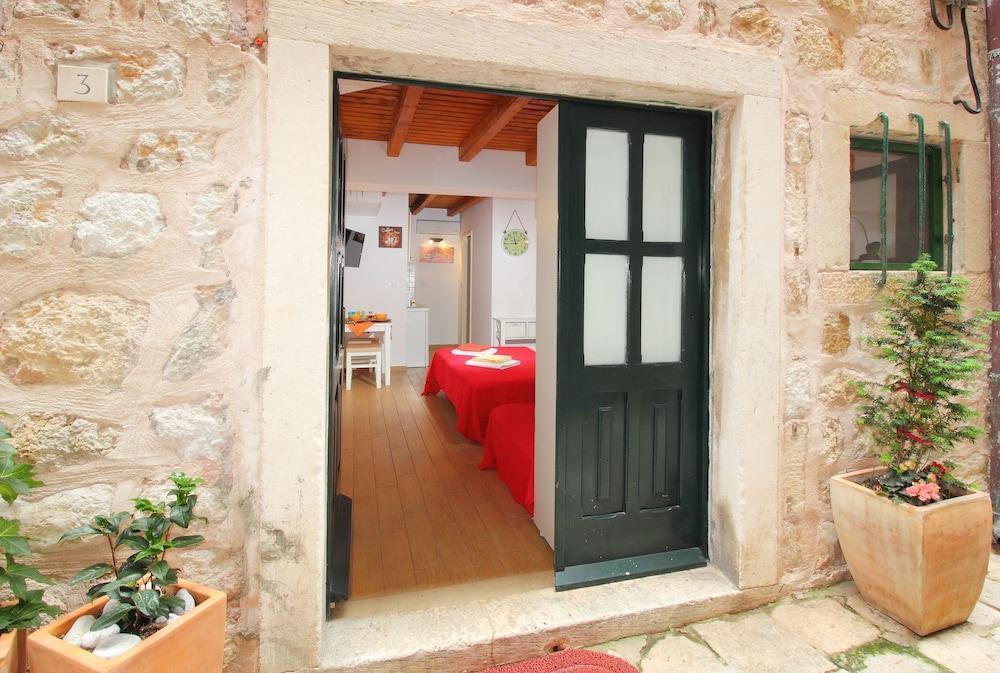 Melek Accommodations