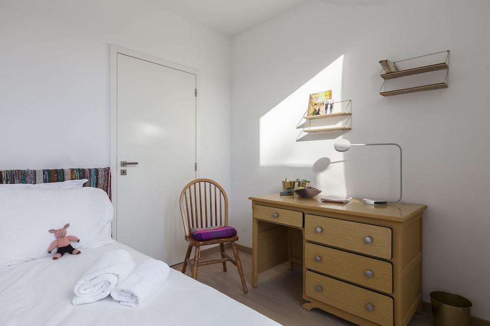 Unit 6 - Colorful Smart Home Triplex Private Garden & Parking 2