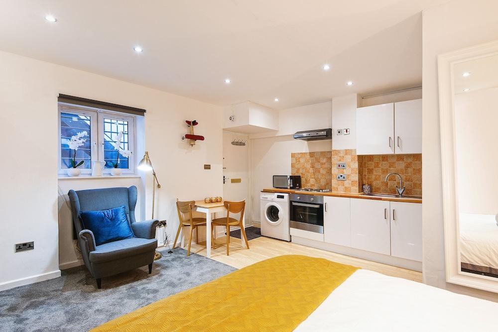 Beautiful Hyde Park Studio Flat