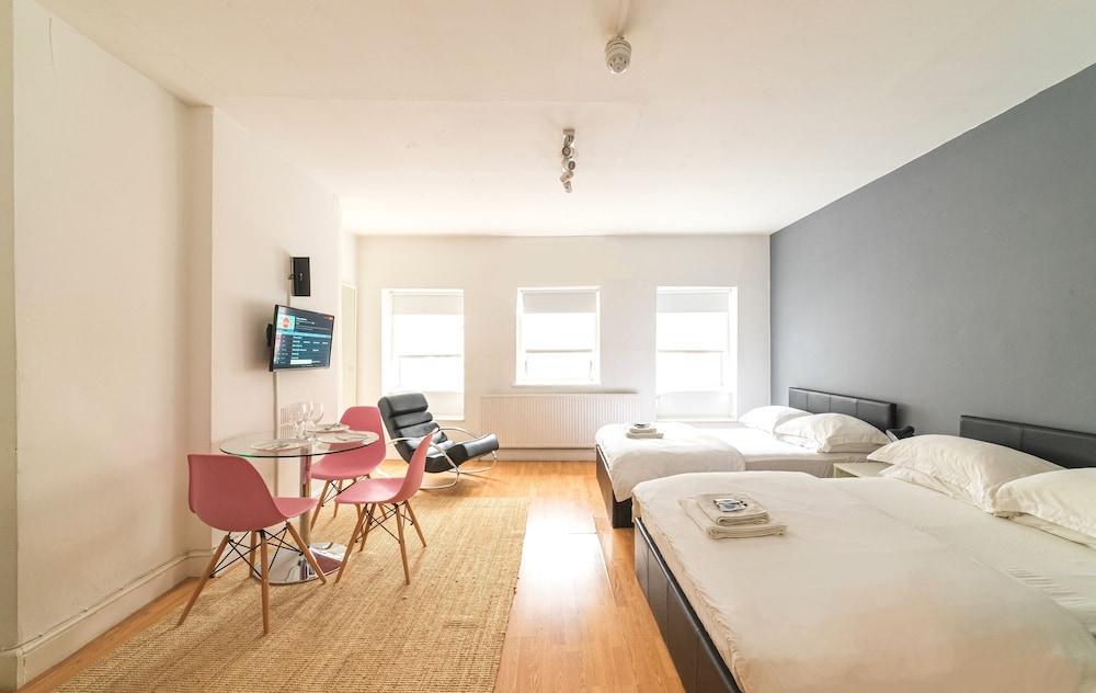 Spacious Studio Apartment Soho Square