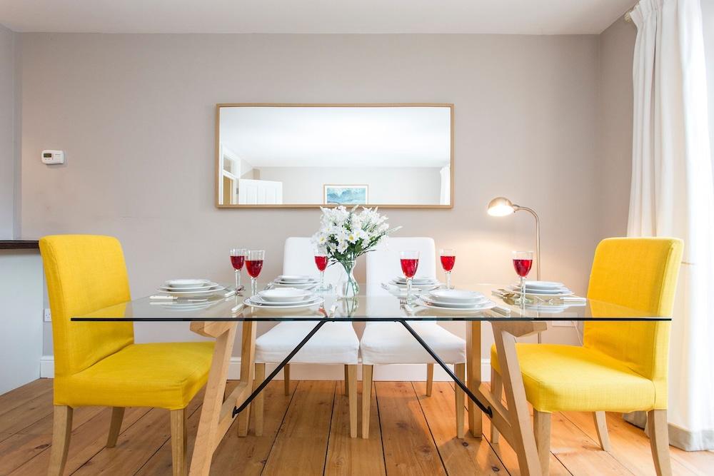 Joivy Modern 2 Bed Flat in Central London, Sleeps 6