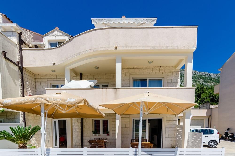 Apartment Moon River