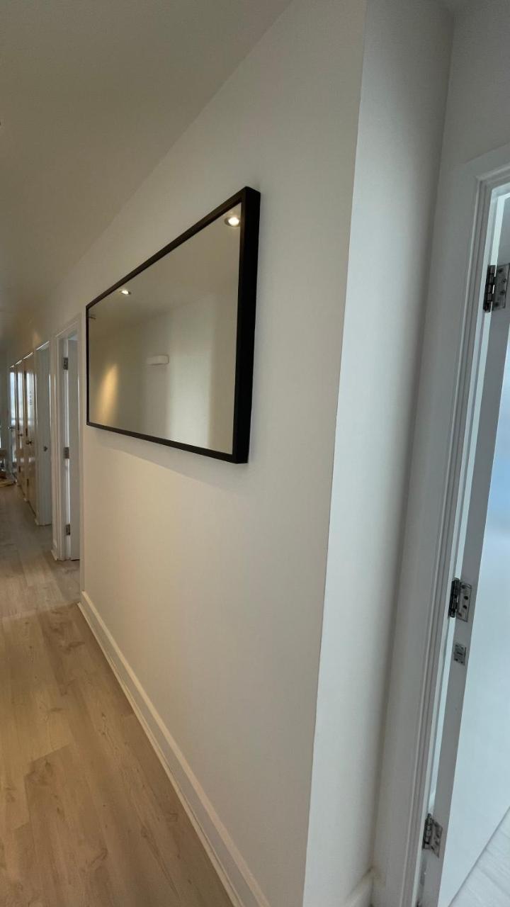 Deluxe Three Bedroom Apartment by London Excel Stays 2