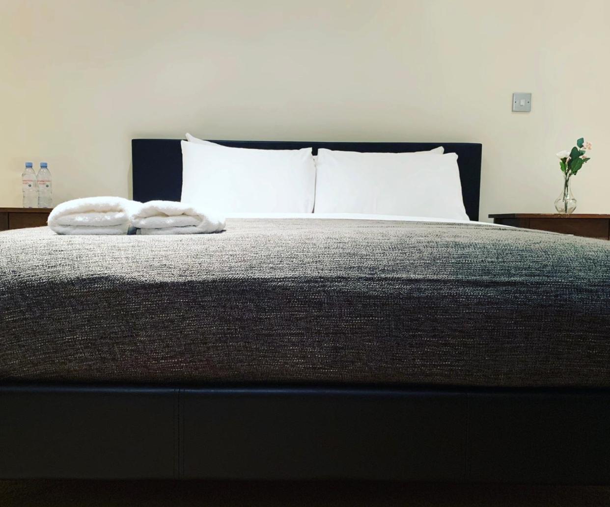 Deluxe Three Bedroom Apartment by London Excel Stays